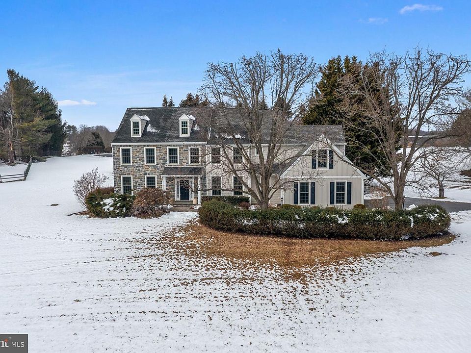 1st image of 825 Bainbridge Dr