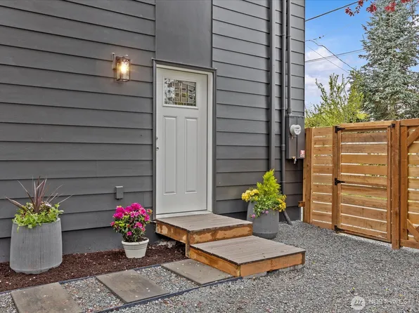 8117 17th Avenue SW #B, Seattle, WA 98106