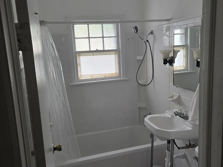 2047 Beverly Pl — Photo 8