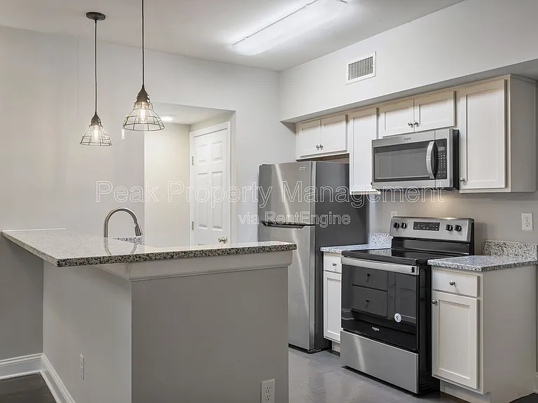 220 E Marshall St #B — Photo 2