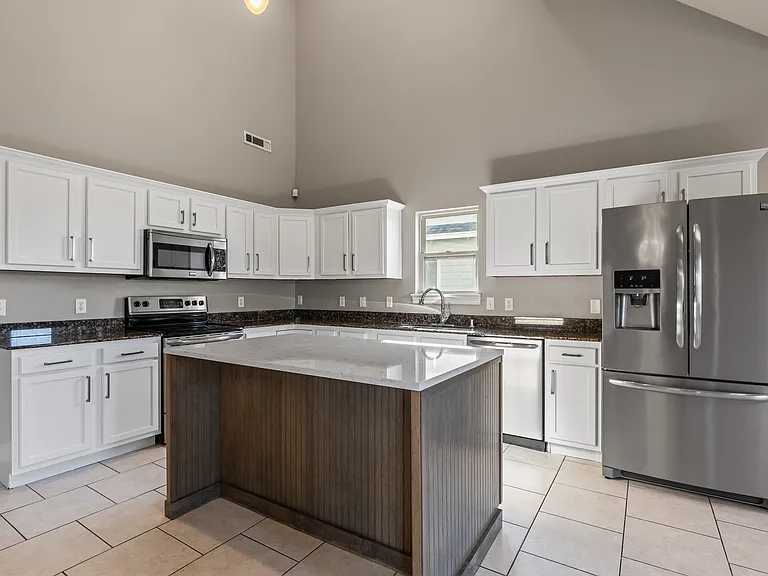 1501 NE Dysart Woods Ln — Photo 9