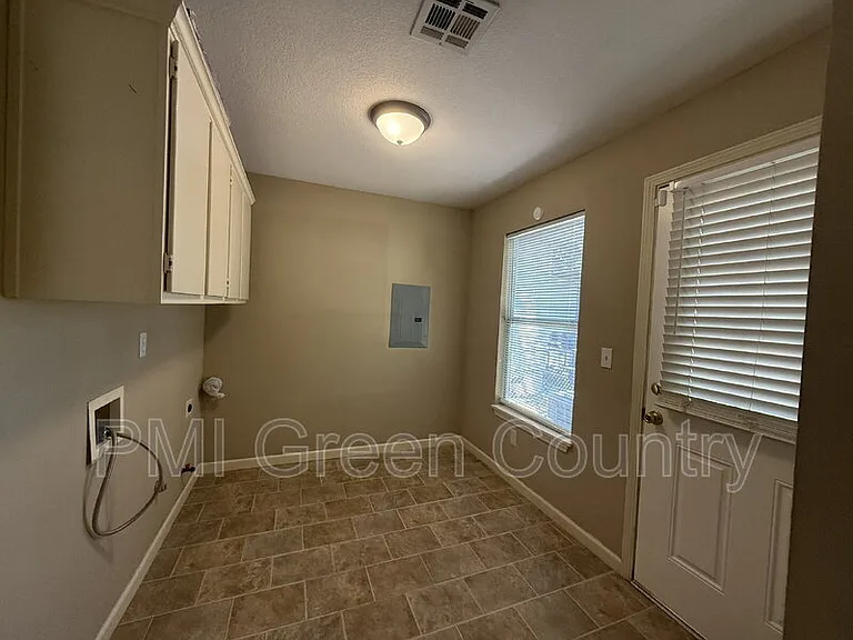5523 S Madison Ave — Photo 6