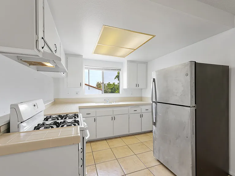 380 Plymouth Apartments — Photo 10