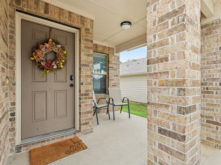 Cute front porch!
