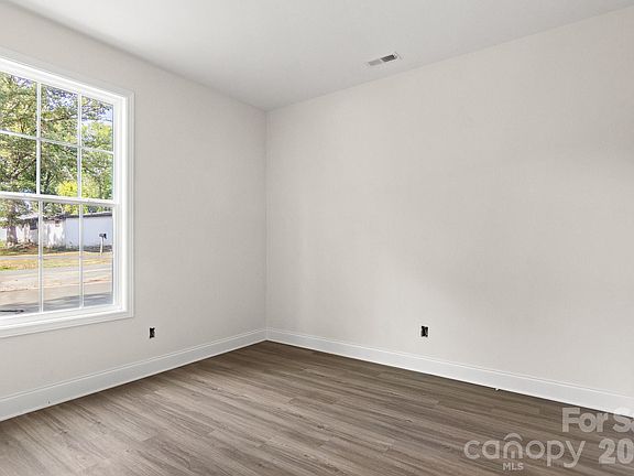 4th image of 725 Rockdale St