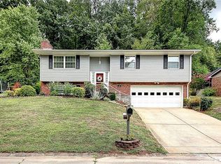 10 Barrington Rd, Nitro, WV 25143