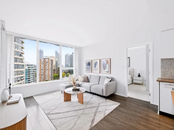 5883 Barker Ave #1702, Burnaby, BC V5H 0G4