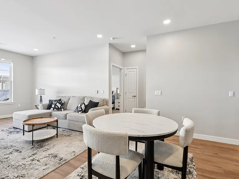 Berkshire Apartments — Photo 58
