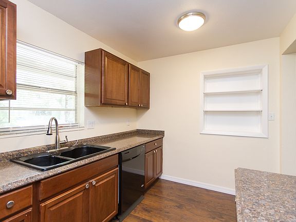 3rd image of 1021 E Crenshaw St