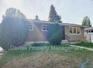 5911 152a Ave NW, Edmonton, AB T5A1X8