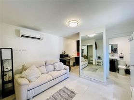 38 NW 52nd St, Miami, FL