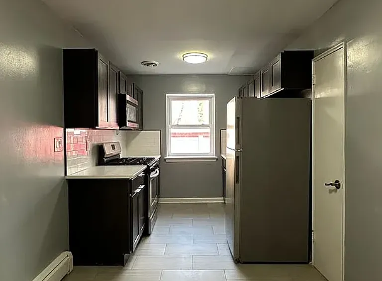 138 E 7th St #7 — Photo 12