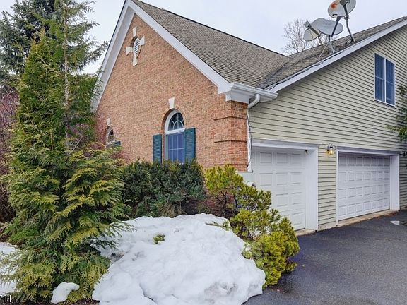 3rd image of 18 Tree Top Ln