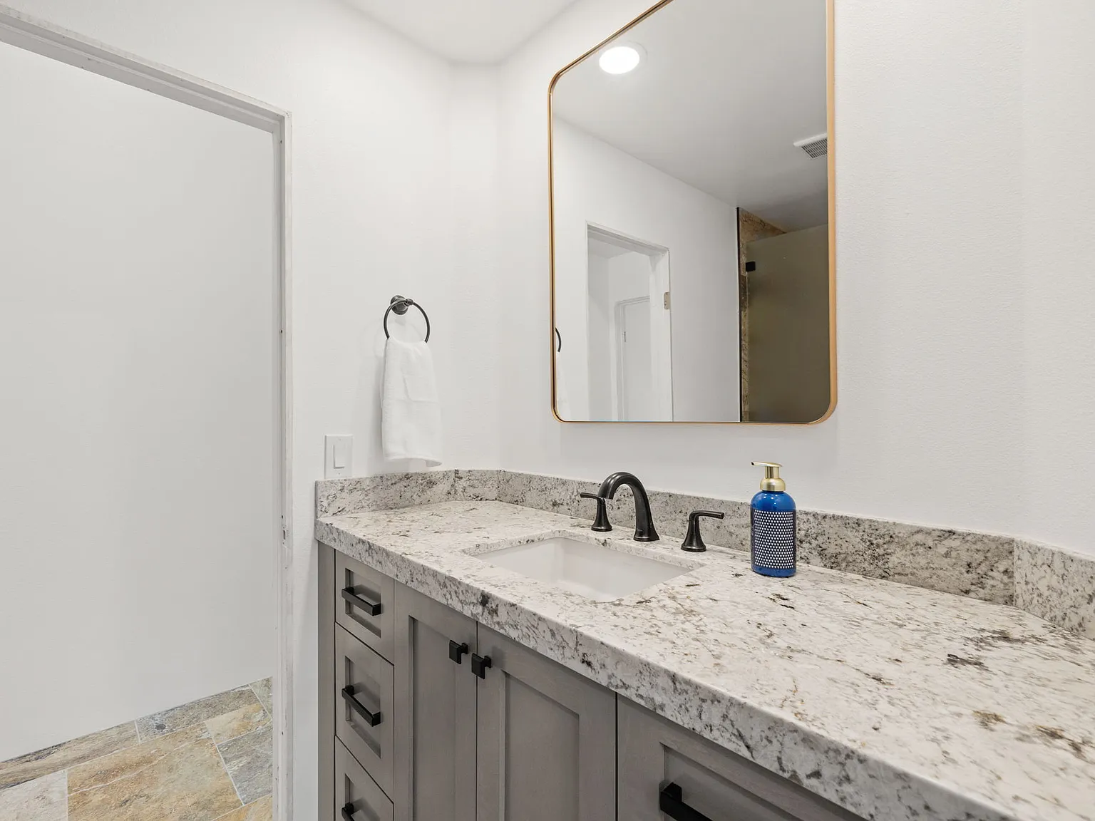 3 bed, 1632 sqft, $6,700 — Photo 3