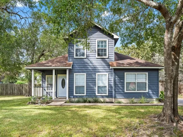 301 Buckeye Trl, La Grange, TX 78945