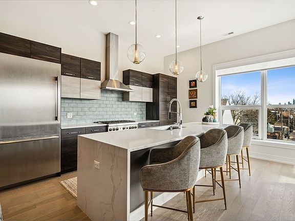 3rd image of 915 N Hoyne Ave #9