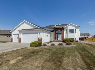 1092 Parkway Ln, West Fargo, ND 58078