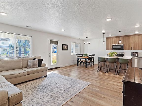 5th image of 3047 S Old Emigrant Rd