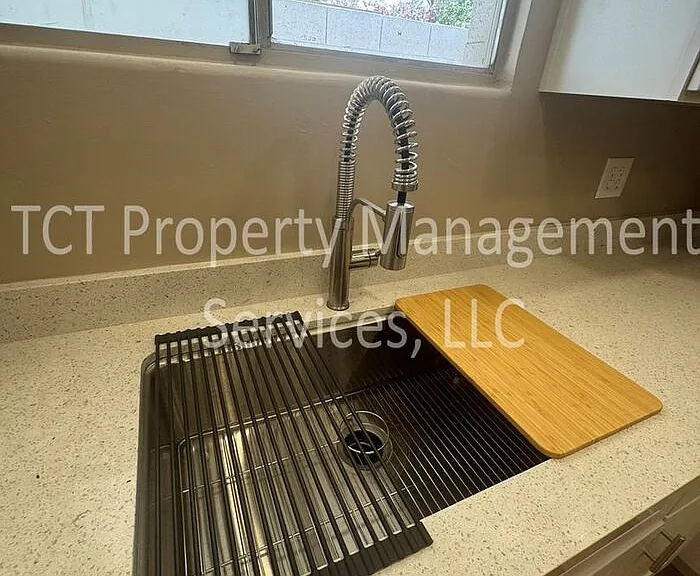 501 E Erie St #B — Photo 3