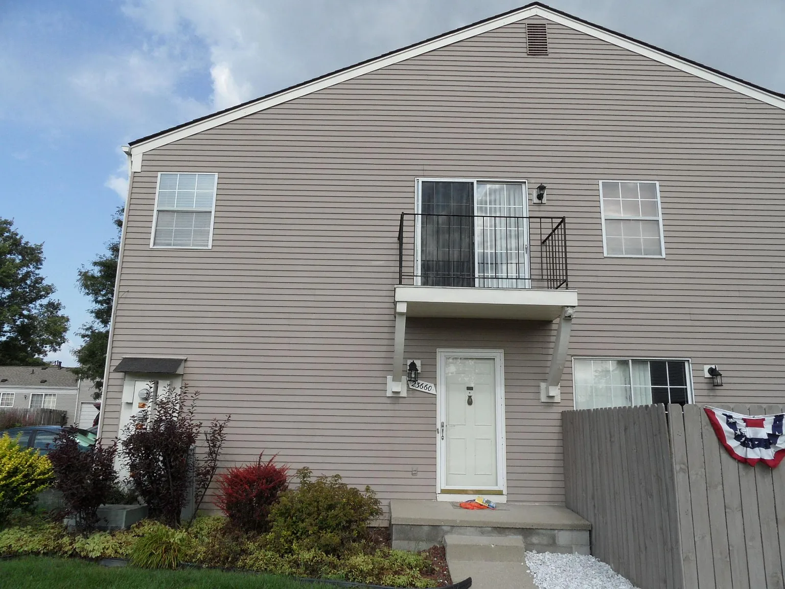2 bed, 973 sqft, $1,420 — Photo 3