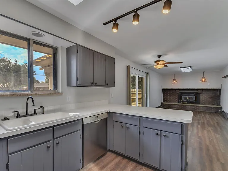 7687 Newman St — Photo 6