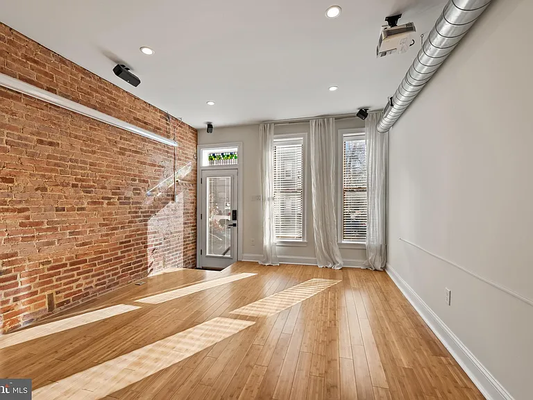 412 E Lanvale St — Photo 3