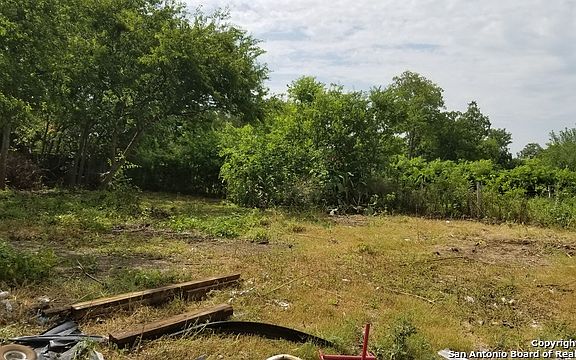 5th image of 1018 Delaware St