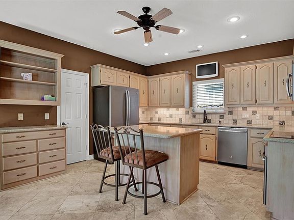 2nd image of 661 Oakdale Dr