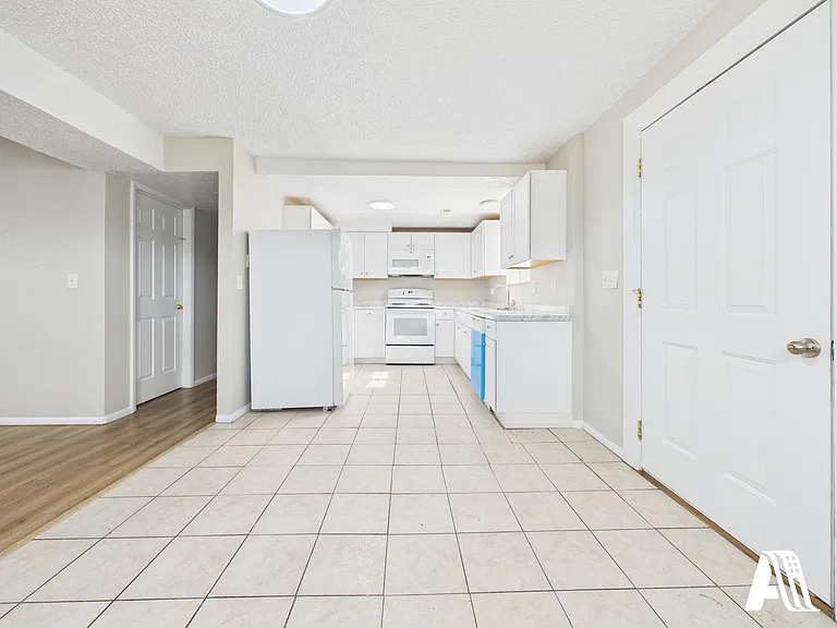 967 W Duplex — Photo 11