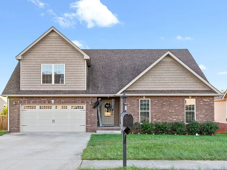 1320 Canyon Pl — Photo 1