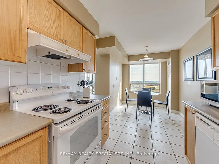 25 Kingsbridge Garden Cir W #924 — Photo 15