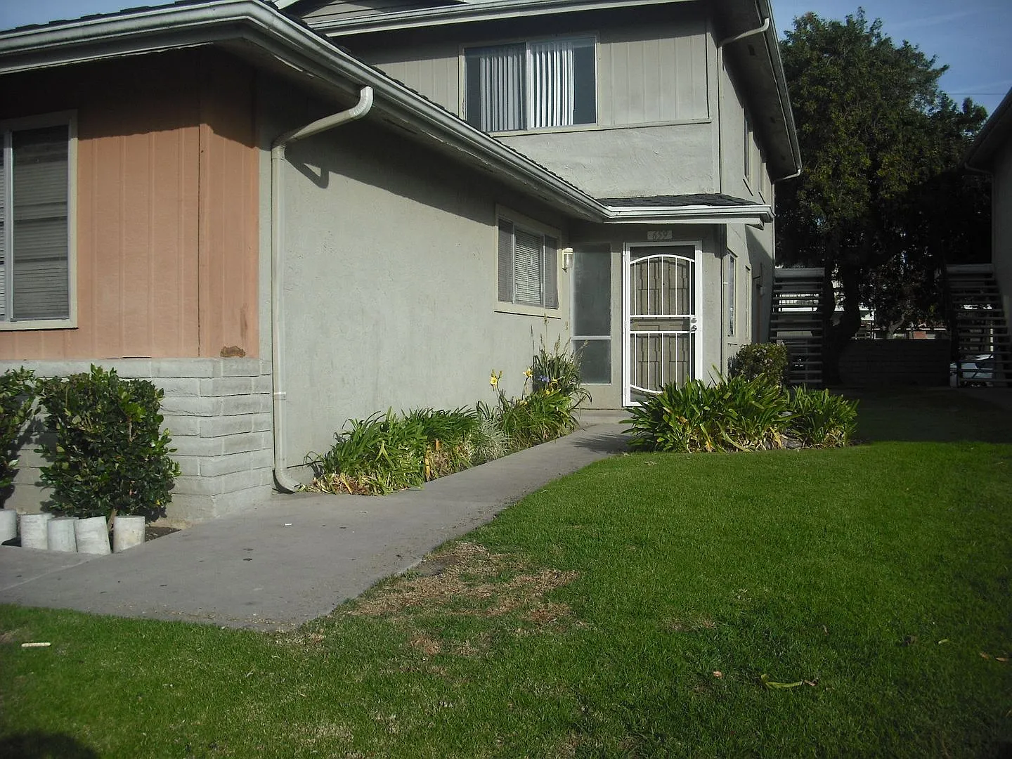 Nicely Upgraded 2 bedroom Townhouse — Photo 2