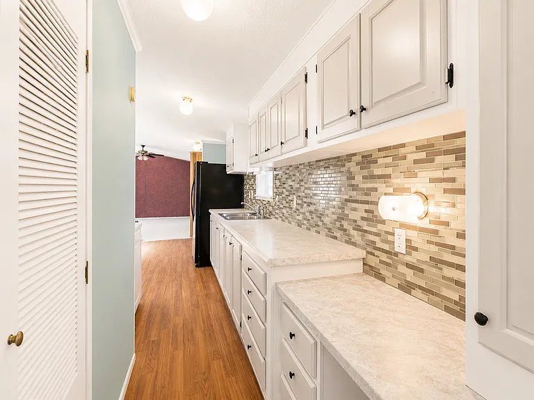 478 Sarah St — Photo 15