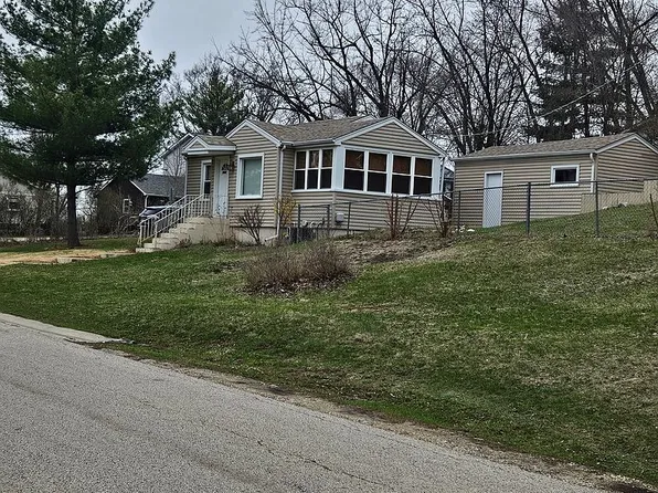 1118 Sycamore St, Lake In The Hills, IL 60156