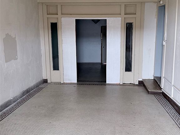 4th image of 113 E 6th St