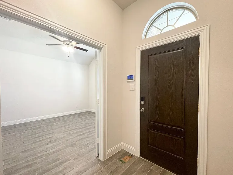 2924 Log Cabin Dr — Photo 3