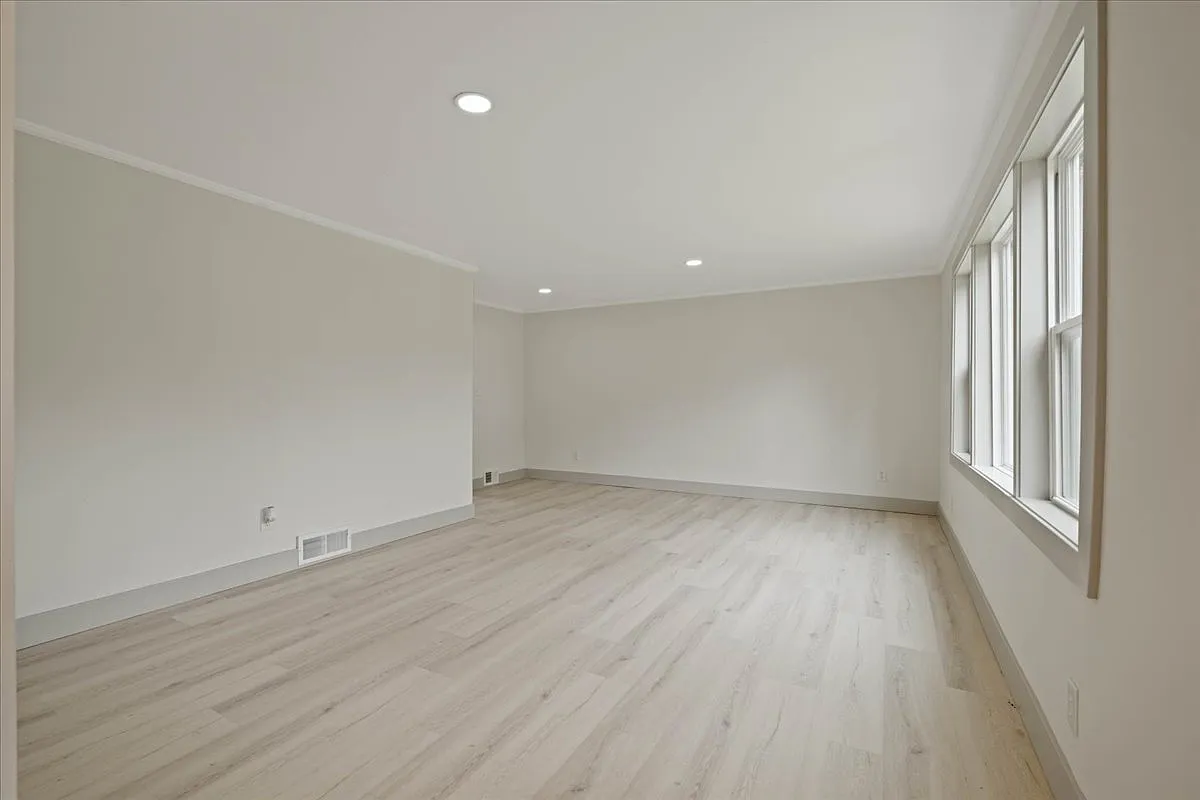 3 bed, 975 sqft, $2,599 — Photo 2