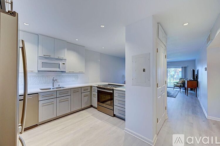 1st image of 1432 S Lakeside Dr APT 3