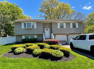 29 Cedar Ridge Dr, Ridge, NY 11961