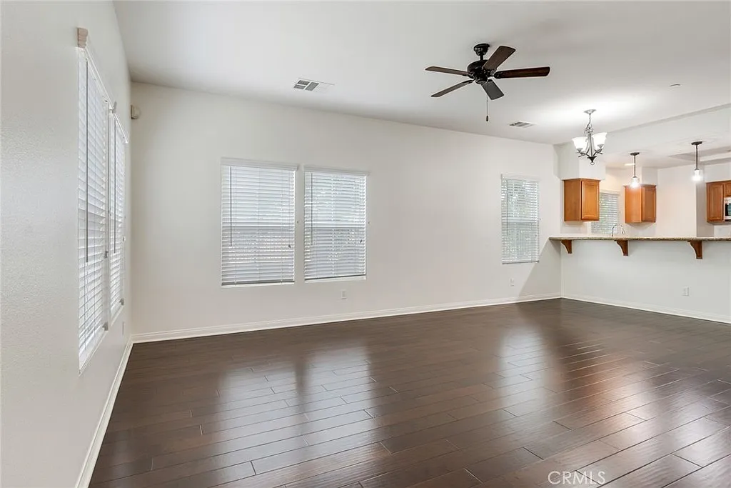 3 bed, 2.5 bath, 1693 sqft, $3,200 — Photo 3