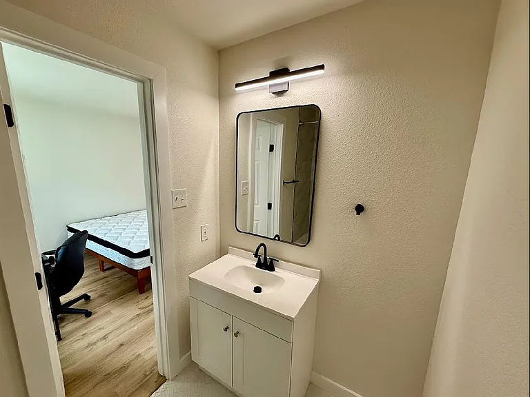 Private Bathroom to room 1