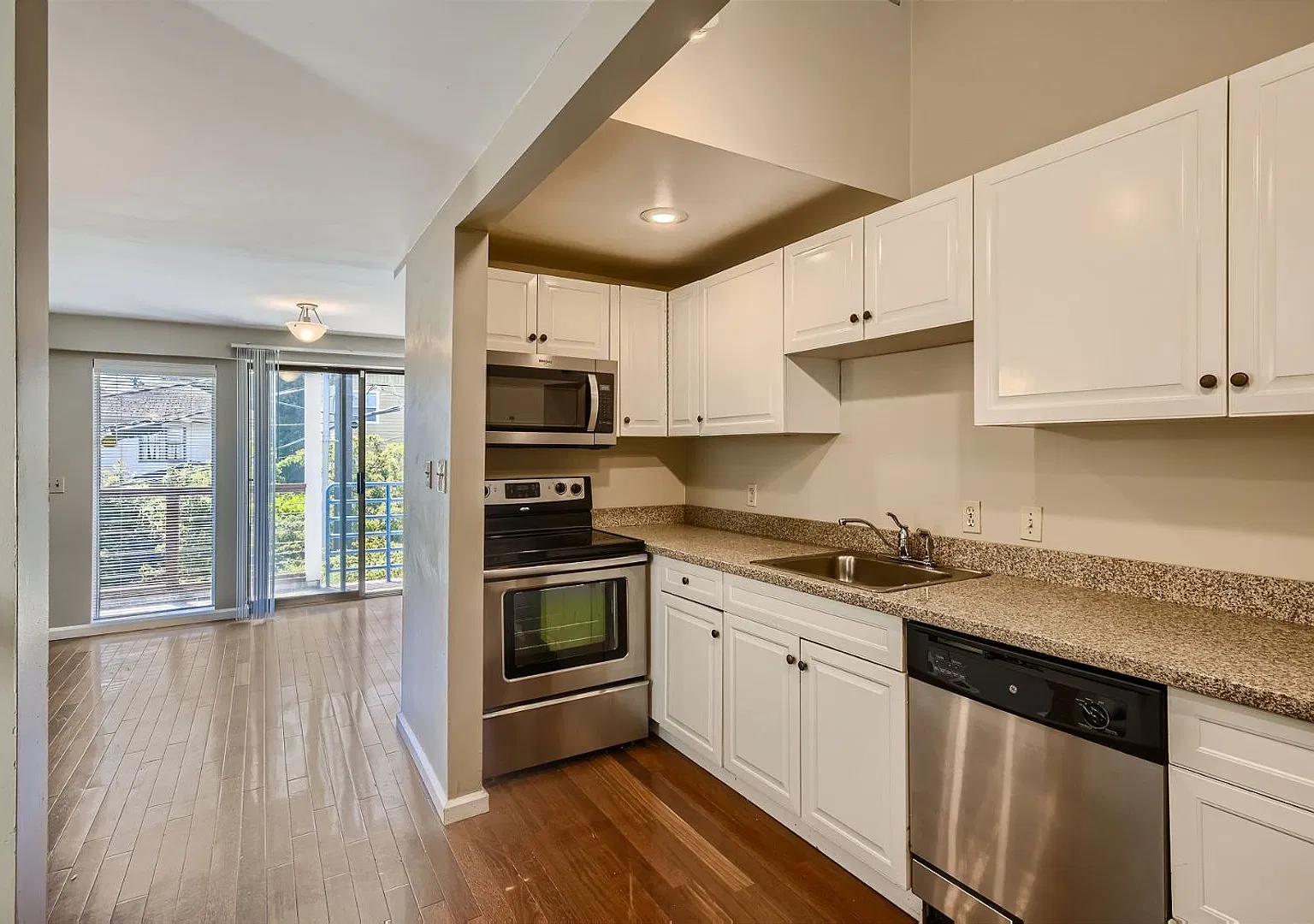 Great location in the vibrant Capitol Hill neighborhood! — Photo 3