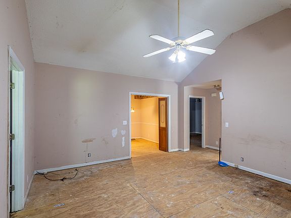 4th image of 2926 Greenview Dr