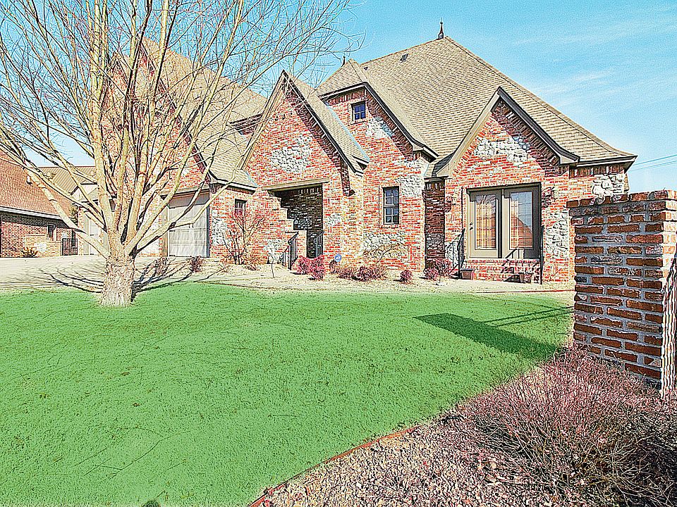 1st image of 301 SW Bordeaux Ct
