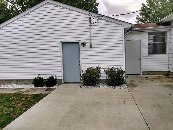 NICE PATIO AREA WITH ACCESS FROM THE GARAGE OR THE BREEZEWAY