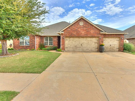 2nd image of 1004 Ashwood Ln