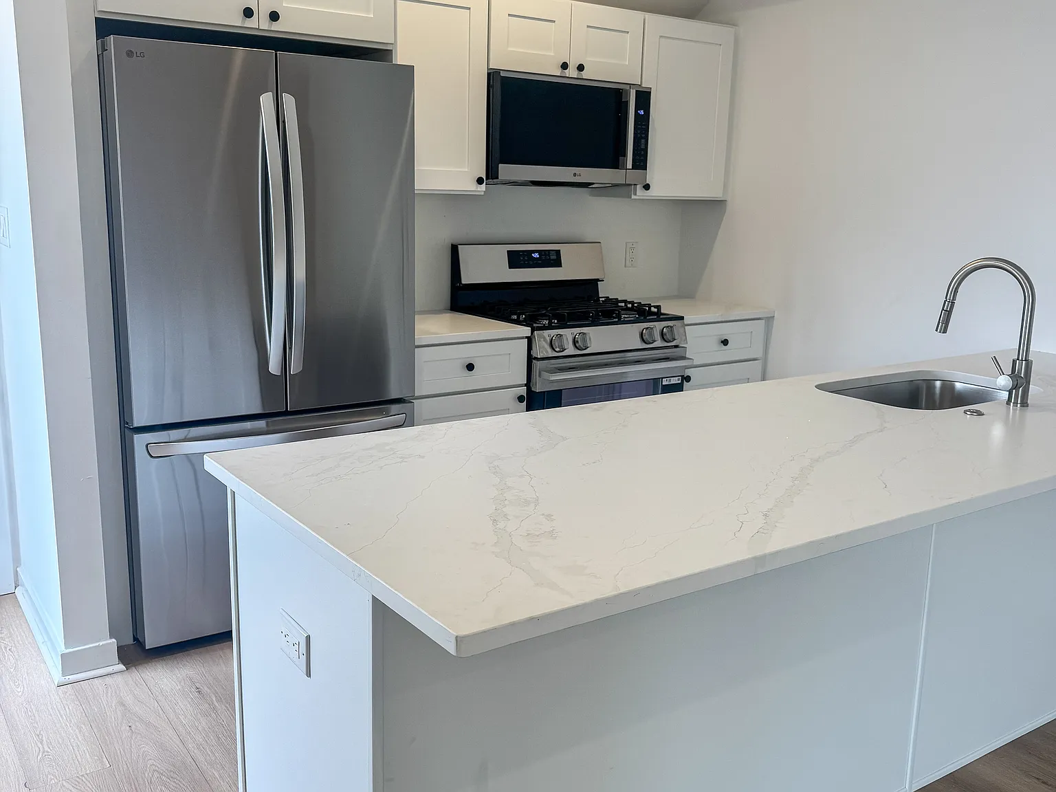 2 bed, 800 sqft, $2,350 — Photo 2