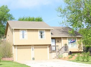 414 Smiley Rd, Tonganoxie, KS 66086