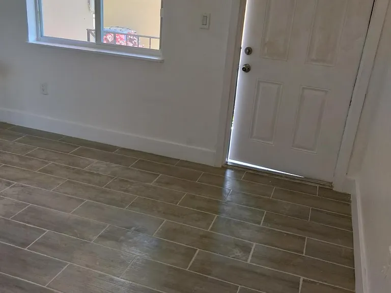 460 SW 7th St — Photo 3