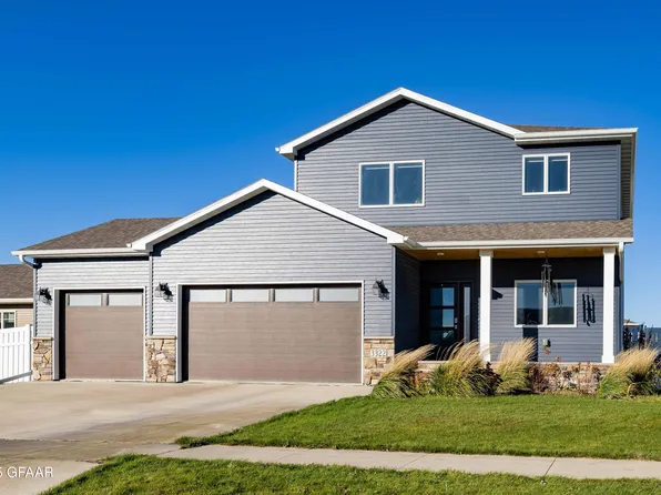 3322 44th Ave S, Grand Forks, ND 58201